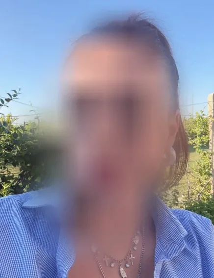 Mia, 28